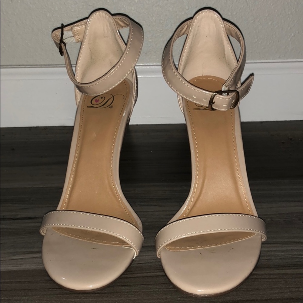 Delicious nude sandals/heels